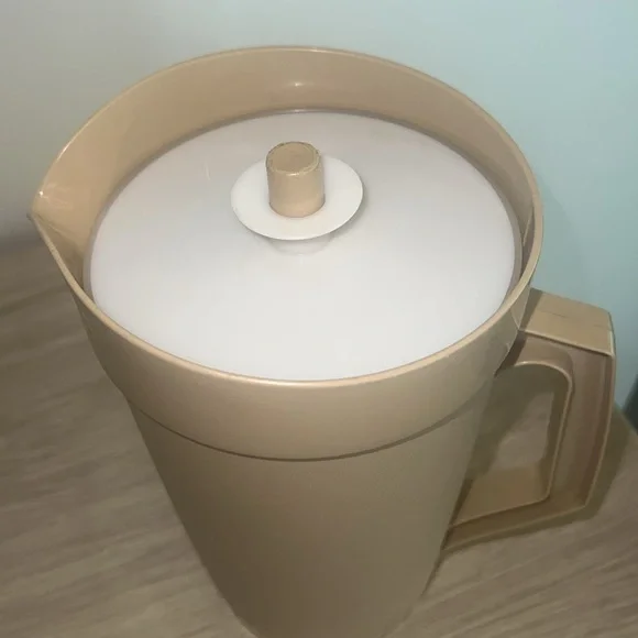 32oz Vintage Tupperware beige and white pitcher. Looks new. Tight lid. B… - Picture 2 of 3